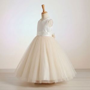 Nuevo Modelo Angelic: Vestido Clásico de Niña para Comunión, Color Marfil Sólido, Transpirable, con Adornos de Perlas, Espalda en V, Lazo de Satén y Tul - Product Image 3