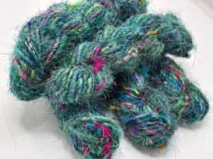 Fil de soie de sari recyclé coloré, fibre texturée filée à la main pour le crochet, le tricot, le tissage, artisanat textile durable - Product Image 2
