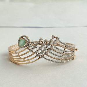 Brazalete Abierto de Oro Rosa de 18 Quilates con Diamantes y Esmeralda Verde en Forma de Lágrima para Mujer, Joyería Geométrica de Lujo para Bodas y Fiestas - Product Image 3