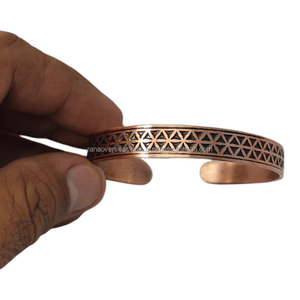 Bracelet artisanal en cuivre pur avec motif géométrique répété, manchette ouverte, bijoux en métal rustique vintage pour soulager les douleurs articulaires - Product Image 5