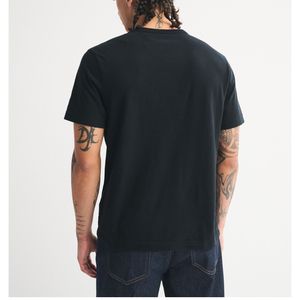 เสื้อยืดสีดำพรีเมียมสำหรับผู้ชาย ผ้าฝ้าย 100% รับผลิตแบบ OEM ODM ขายส่ง เสื้อยืดเรียบง่ายพื้นฐาน คุณภาพสูง เสื้อผ้าที่จำเป็น - Product Image 4