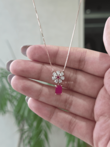 Qube Star LLP, Diamante Cultivado en Laboratorio, Certificado IGI, Oro de 14K, Elegante Colgante Floral de Lujo con Gema Roja en Forma de Gota - Product Image 2
