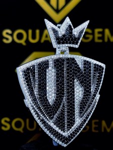 Colgante de Moissanita Personalizado con Diseño de Corona, Plata 925, Corte Brillante Redondo, Joyería Hip Hop - Product Image 1