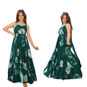 Ensemble de robes maxi Kurtis en rayonne imprimée numériquement, style indien et pakistanais, pour femmes, pour fêtes et occasions décontractées, avec col cœur et volants, élégant - Product Image 1