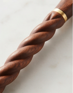 Juego de cuchara y tenedor de metal moderno con mangos de madera retorcidos, acabado de alto brillo, apto para lavavajillas, ideal para fiestas y eventos. - Product Image 2