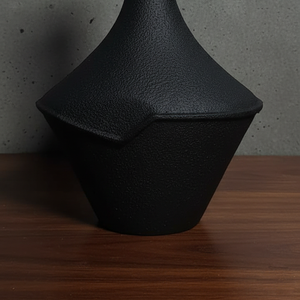 Florero Moderno de Aluminio Fundido en Negro Mate, Base Ancha, Cuello Cónico, Decoración Industrial Moderna para Escritorio, Uso Decorativo Minimalista - Product Image 3