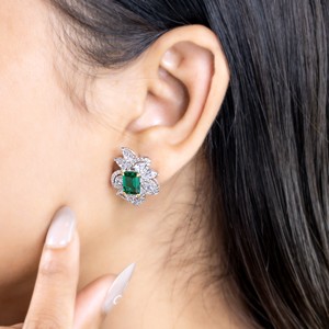 Boucles d'oreilles clous élégantes en argent sterling 925 plaqué rhodium avec zircon taille poire et halo floral, bijoux de luxe pour mariage - Product Image 6