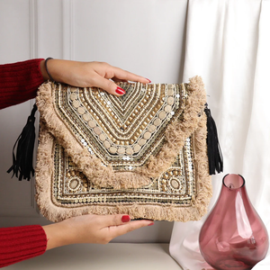Bolso de mano Potli bordado a mano de alta calidad con borlas y cuentas, estilo tradicional para novias, ideal para bodas y moda étnica. - Product Image 3
