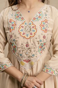 Ensemble Kurti et pantalon ethnique de mariage en Chanderi soyeux, de qualité supérieure, à texture lourde et croquante, avec broderies perlées et dupatta en chinon épais - Product Image 5