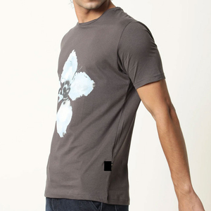T-shirt à manches courtes gris foncé pour homme avec imprimé floral bleu, col rond, coupe décontractée, tissu jersey 100% coton - Product Image 4