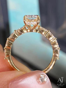 Anillo de Moissanita con Corte Esmeralda, Chapado en Oro, Engaste de Garras, Banda de Compromiso, Acento Ovalado Marquesa, Joyería de Boda - Product Image 6