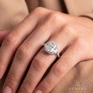 Bague de fiançailles à trois pierres en diamant de laboratoire taille radiant certifié IGI, or massif, produit certifié - Product Image 3