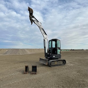 Mini-excavatrice Bobcat E50 pour applications d'excavation, avec des performances fiables et une conception compacte. - Product Image 2