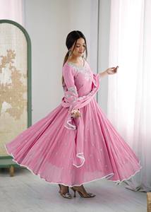 ชุดอานาร์กาลีปักลายสีชมพูสำหรับผู้หญิง พร้อมผ้าคลุมไหล่ ทรงหลวมยาวถึงพื้น สไตล์อินเดีย-ปากีสถาน สำหรับงานแต่งงานแบบดั้งเดิม - Product Image 5