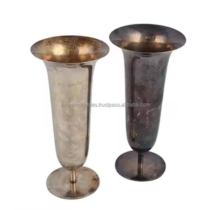 Precio al por Mayor, Florero Decorativo Moderno de Aluminio Plateado, Ecológico y Hecho a Mano por Azora Industries - Product Image 2