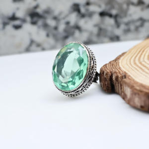 แหวนเพอริดอทดีไซน์วินเทจประดับพลอยสีเขียวรูปวงรีขนาดใหญ่ – เครื่องประดับสไตล์วินเทจ - Product Image 2