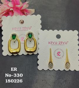 Boucles d'oreilles clous en acier inoxydable plaqué or de qualité supérieure avec diamants américains |   Bijoux tendance élégants au design géométrique pour femmes - Product Image 3