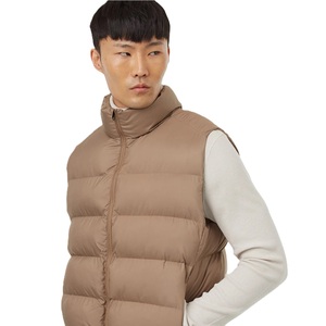 Chaleco de moda elegante para hombre con material de poliéster duradero y diseño cómodo para uso diario. - Product Image 4