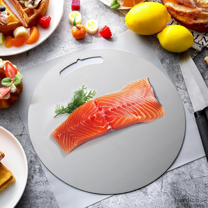 Tabla de cortar redonda de acero inoxidable de la mejor calidad, apta para uso alimentario, con mango, para uso en la cocina. - Product Image 1