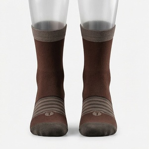 Chaussettes mi-mollet pour hommes, rayées marron, tricotées, respirantes, en coton, polyester et élasthanne, pour usage quotidien en automne, style classique - Product Image 1