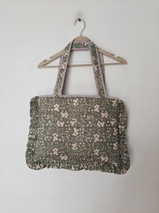 Sac à bandoulière matelassé vert à imprimé floral Shree Balajee pour femme, avec volants mignons, protection pour ordinateur portable - Product Image 2
