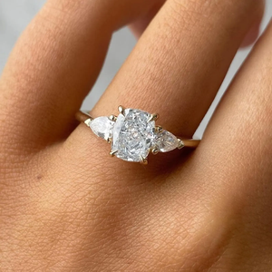 Anillo de Compromiso de Tres Piedras de Moissanita con Corte Ovalado y Piedras Laterales en Forma de Pera, Anillo de Oro de 14K, Anillo de Boda Elegante y Minimalista - Product Image 4