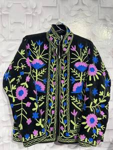 Veste en velours noir à col mandarin, broderie florale faite à la main, manches longues, manteau d'automne pour femme, style Prairie Chic, vente en gros de vestes - Product Image 1
