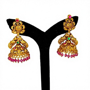 Pendientes Clásicos Antiguos de Oro Sólido de 22k, Hechos a Mano con Motivo de Lakshmi, Esmeraldas Verdes y Perlas Naturales para Boda - Product Image 1