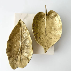 Plato de servir de aluminio con acabado de lujo para presentaciones de mesa sofisticadas que agrega un elegante toque metálico a la presentación. - Product Image 1