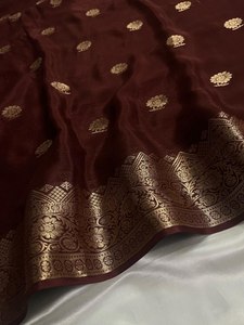 Sari indien ethnique de luxe en soie de litchi douce, imprimé feuille d'or, avec chemisier à motif quadrillé contrastant, pour mariage traditionnel et style Antra, idéal pour l'hiver et le soleil. - Product Image 4