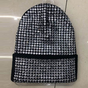Gorro de Invierno de Punto con Pedrería Brillante y Diseño a Cuadros, Bordado 3D, Tejido de Mezcla de Lana - Suave y Cálido - Product Image 3
