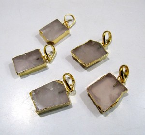 Pendentif en tranche de quartz rose naturel, connecteur de forme libre, breloque avec bord électroplaqué or 24 carats, boucle simple, environ 1 pouce - Product Image 3