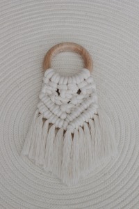 Elegante anillo para servilletas de macramé blanco, ideal para cafeterías, restaurantes y arreglos de mesa modernos, tejido a mano en India. - Product Image 4