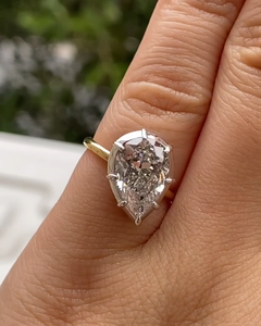 Bague de fiançailles en or jaune avec diamant de laboratoire en forme de poire de 4 carats, style nord-sud - Product Image 6