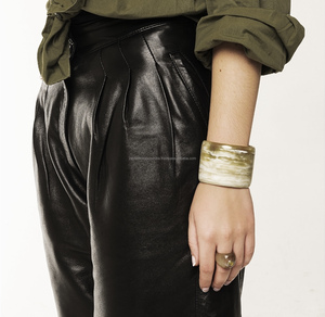 Bracelet en corne de buffle véritable fabriqué à la main Style d'amour Feng Shui Excellence artisanale sculptée pour un ajustement parfait Artisanat naturel - Product Image 2