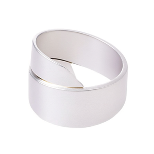 Anneau de serviette en aluminium torsadé fait main – Accessoire de table de mariage en métal façonné à la main, design moderne - Product Image 2