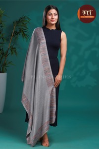 Poncho tipo chal gris a rayas con flecos y borlas de punto para mujer, otoño invierno - Product Image 2