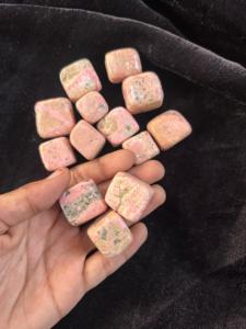 Pierres de rhodonite rose naturelle en vrac pour la guérison par le Reiki, finition soignée, haute énergie - Product Image 1
