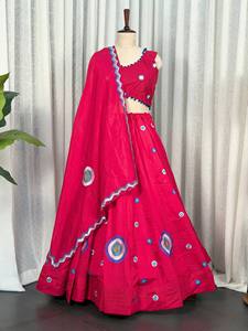 Conjunto de Lehenga Rosa Estampado para Boda con Dupatta Bordado, Blusa sin Mangas y Falda Línea A - Atuendo Étnico para Fiesta - Product Image 4