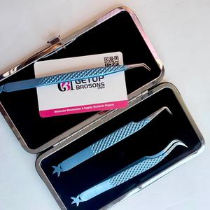 Pince à épiler pour extensions de cils 90 degrés / courbe nouvelle / 45° en acier inoxydable, lisse, de précision, avec revêtement en poudre bleue et découpe étoile argentée - Product Image 1