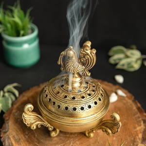 Brûle-encens traditionnel en bronze avec motif de lotus et couvercle sculpté pour usage religieux - Product Image 3