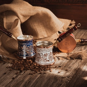 กาต้มกาแฟทองเหลืองแบบตีลาย 10 ออนซ์ พร้อมด้ามจับไม้ ดีไซน์ทันสมัย เป็นมิตรกับสิ่งแวดล้อม สีขาว (สำหรับเตาแก๊ส) - Product Image 4