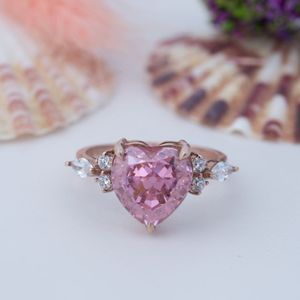 Anillo de compromiso de plata 925 con diamante moissanita rosa de corte corazón, estilo americano, romántico, a la venta - Product Image 1