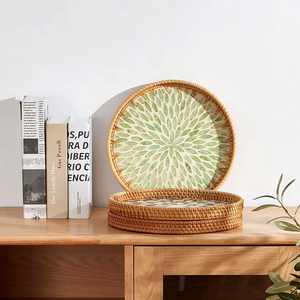 Bandeja de almacenamiento de mimbre con conchas naturales creativas de Vietnam organizador de cesta con asa decorativa para sala de estar - Product Image 1