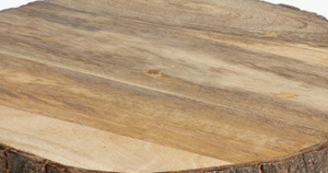 Support à gâteau rond en bois à bord naturel avec pince pour étiquette, plateau rustique en écorce d'arbre pour événements - Product Image 3