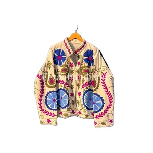 Veste en velours Suzani en gros, broderie ouzbek, pardessus bohème chic avec deux poches latérales, veste d'hiver unisexe - Product Image 1