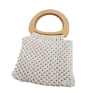 Sac en macramé fait main, collection richesse de couleur blanche, avec poignées en bois, sac à main en crochet pour femmes. - Product Image 1