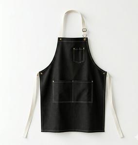 Delantal de lona negro con costuras blancas y bolsillos para uso en restaurantes y bares, diseño unisex - Product Image 1