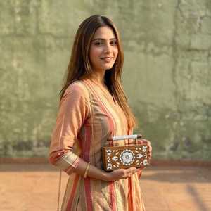 Pochette élégante en bois avec incrustation de nacre, style designer, surface polie de luxe, pour la mode nuptiale moderne et les festivals - Product Image 3