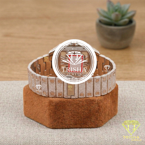 Reloj de Lujo con Diamantes Moissanite y Números Romanos Arcoíris, con Brazalete de Oro Blanco Totalmente Cubierto de Diamantes y Diseño Premium - Product Image 4
